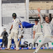 Daniel Vettori appeals for lbw against Mohammad Talha
