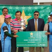 Dr. Syed Mohammad Ali Shah, Sport Minister Government of Sindh giving away the Winners trophy to Laser's captain Bismah Maroof