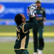 Sarfraz Ahmed is taking the catch of Kane Williamson