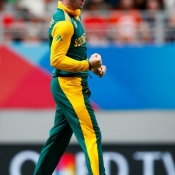AB de Villiers celebrates the wicket of Younis Khan