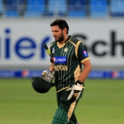 Shahid Afridi is run out by Ross Taylor