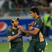 Mohammad Irfan celebrates the wicket of James Neesham with Shahid Afridi