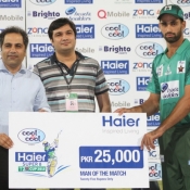 Hammad Azam receives Man of the match award