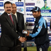 Asad Shafiq receives Man of the match award