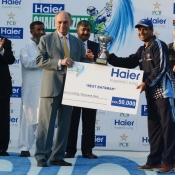 Naeemuddin receives Best batsman of the tournament