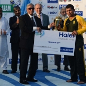 Kamran Akmal receives Runners-up of the tournament