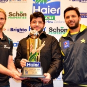 Shahid Afridi & Kane Williamson pose with the trophy before the start of T20 series