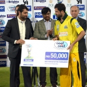 Khyber Pakhtunkhwa Fighters Junaid Khan receives best bowler of the tournament