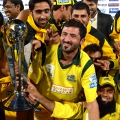 Khyber Pakhtunkhwa Fighters captain Junaid Khan and his team mates pose with winning trophy