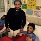 Shahid Afridi meets injured Army Public School Peshawar student at CMH