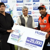Umar Akmal receives Man of the match award