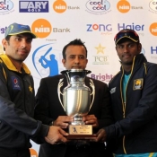 Misbah-Ul-Haq and Angelo Mathews with the Test Series Trophy