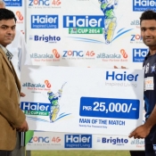 Karachi Dolphins Asad Shafiq receives Man of Match award in Bank Albaraka Presents Haier T20 Cup match against Quetta Bears