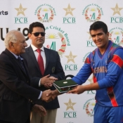 Chairman PCB giving away the man of the match award to Hazratullah of Afghanistan U-19s