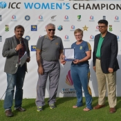 Lizelle Lee receives player of the match award from Haroon Rasheed