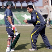 Waqar Younis and Ahmed Shehzad during practice session