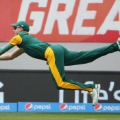 Dale Steyn takes the catch of Ahmed Shehzad
