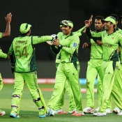Pakistan team celebrate the wicket of David Warner